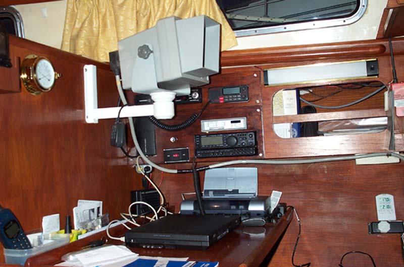 Navigation und Funkstation mit Pactor Datenfunk und Radar